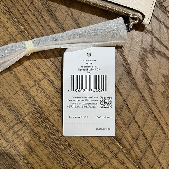 NWT Kate spade wristlet. - Picture 3 of 4